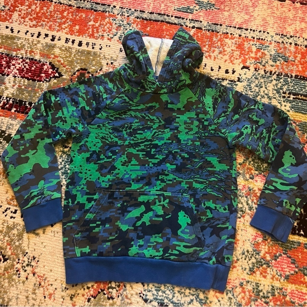 Under Armour Rival ABC camouflaged kids sweatshirt, with fleece lining and hood